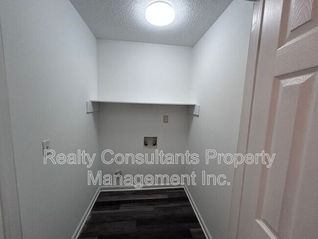 Building Photo - 2413 Robbins St