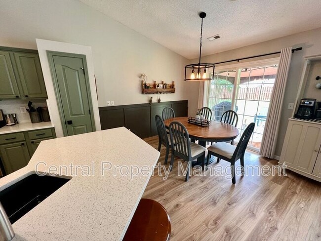 Building Photo - 952 Breezewood Ct