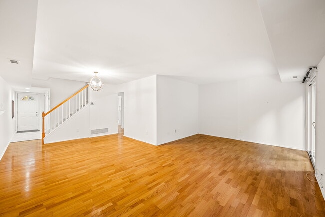 Building Photo - 404 Worthington Dr