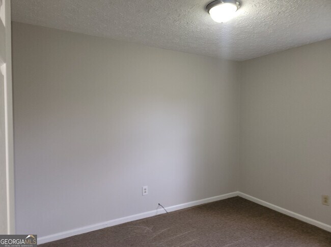 Building Photo - 15 Greenview Dr