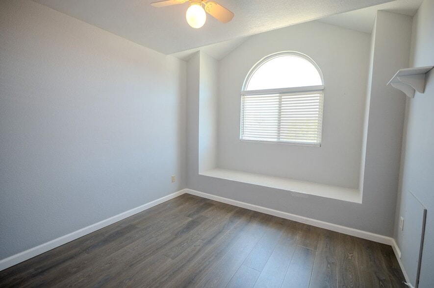 Building Photo - 3099 Oakview Ln