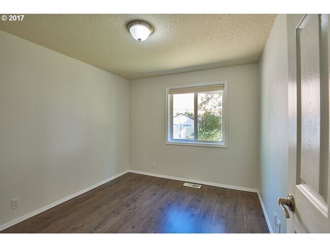 Building Photo - Lovely 3 Bed, 2 Bath Home in Dundee- Walking Distance to New Elementary School!