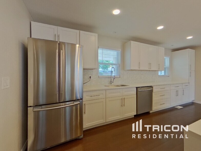 Building Photo - 2337 S Elm Dr