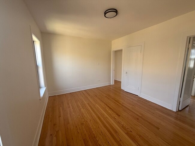Building Photo - 7351 N Damen Ave
