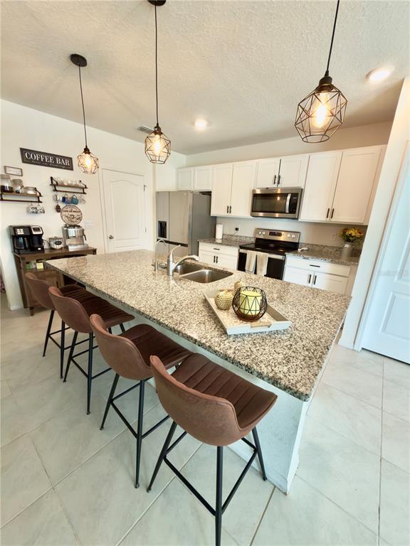 Building Photo - 512 Lily Ln