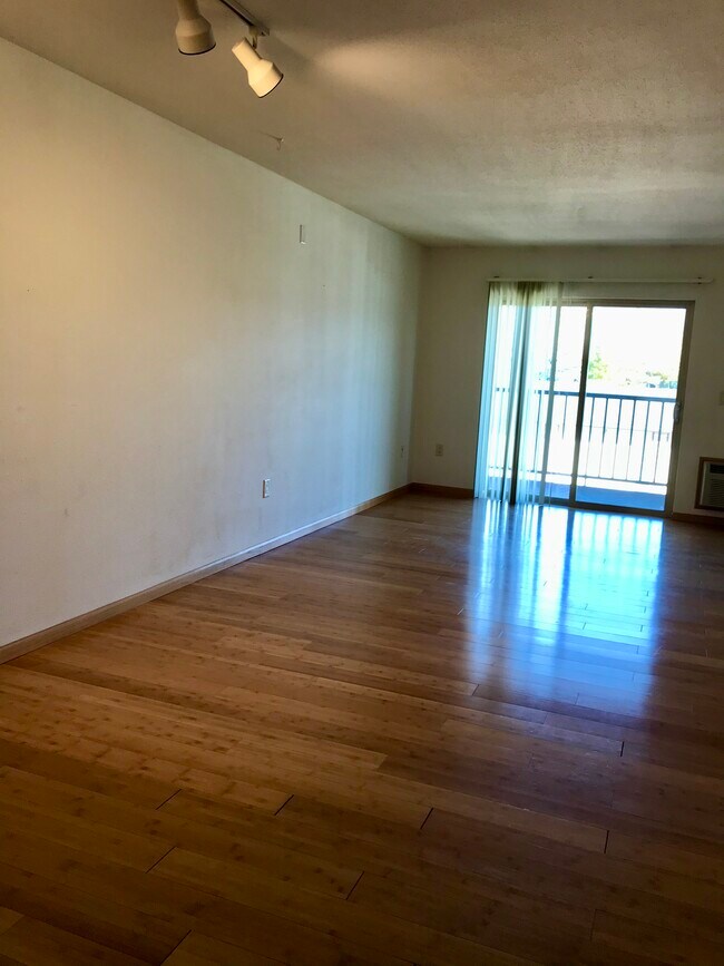 Building Photo - 106 N Silver St