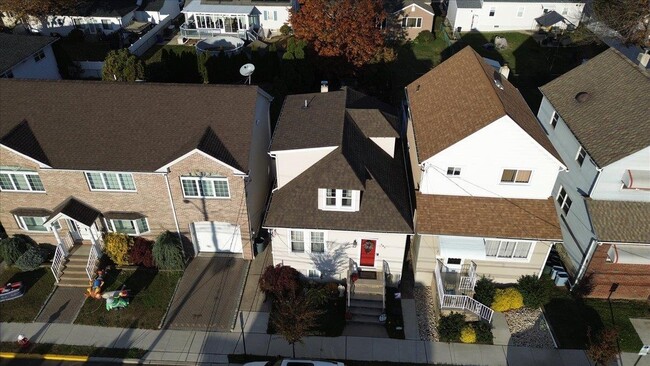 Building Photo - 252 Grace Ave