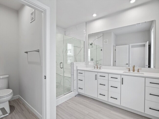 Building Photo - "Modern Living Awaits: Spacious 2-Bed, 2.5-Bath Townhouse in the Heart of McLean!"