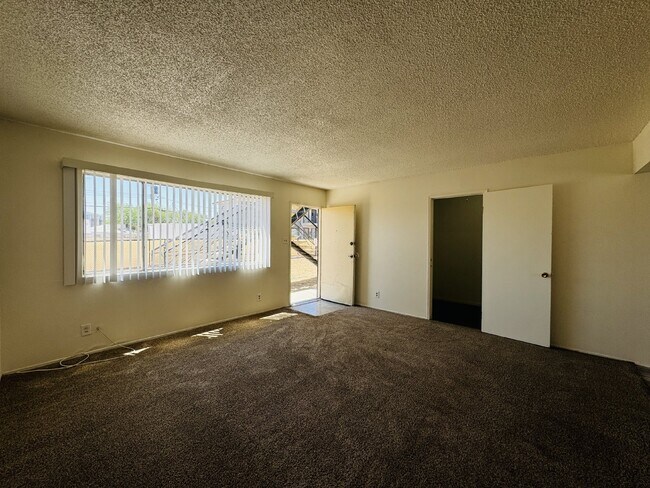 Building Photo - Conveniently Located Downstairs 2 bed, 1 b...