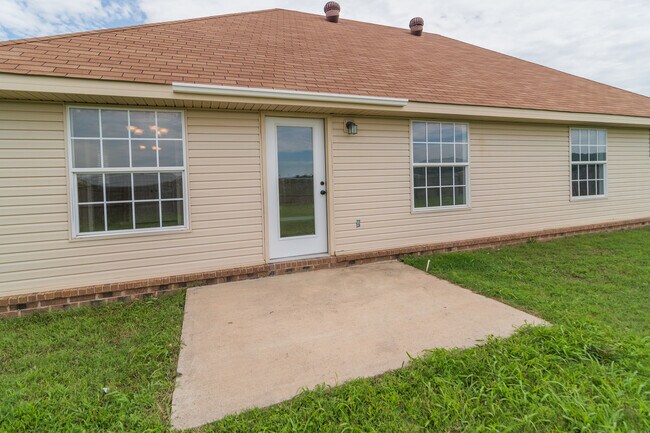 Building Photo - 3 Bedroom, 2 Bath Home in Valley View with Privacy Fenced in Backyard! June move in!!