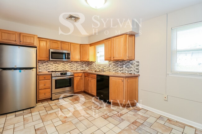 Building Photo - Beautifully updated 3 bedroom rancher!