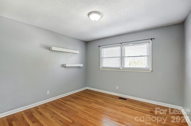 Building Photo - 10 Spruce Pine Dr