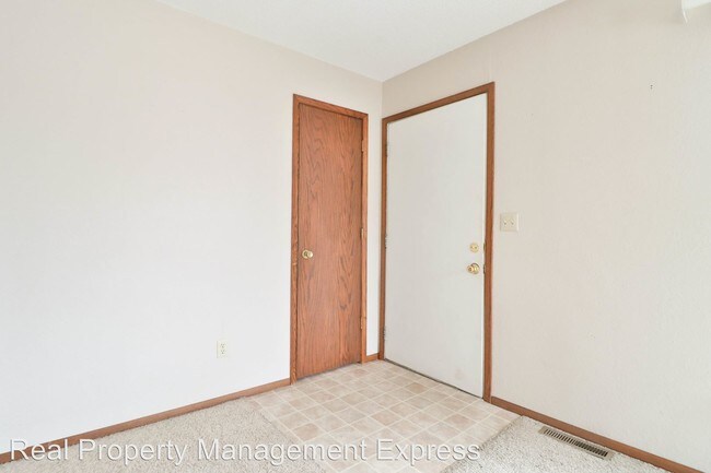 Building Photo - 3605 S Marion Rd