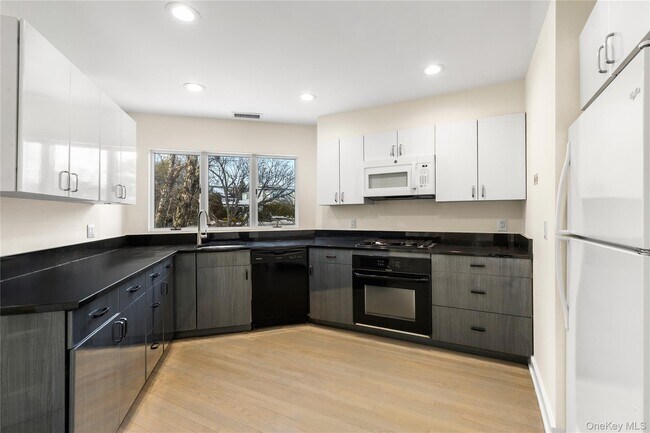 Building Photo - 301 S Ridge St