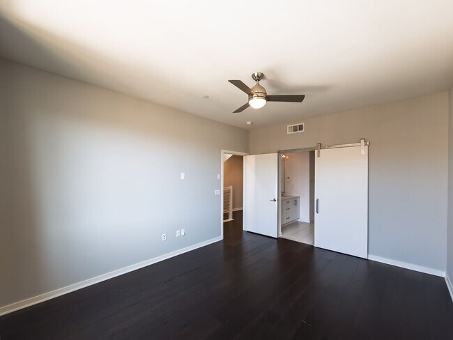 Building Photo - Luxury Townhome Centrally Located in Silver Lake!