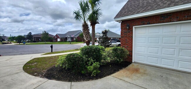 Building Photo - Offering First two weeks free for approved applicant