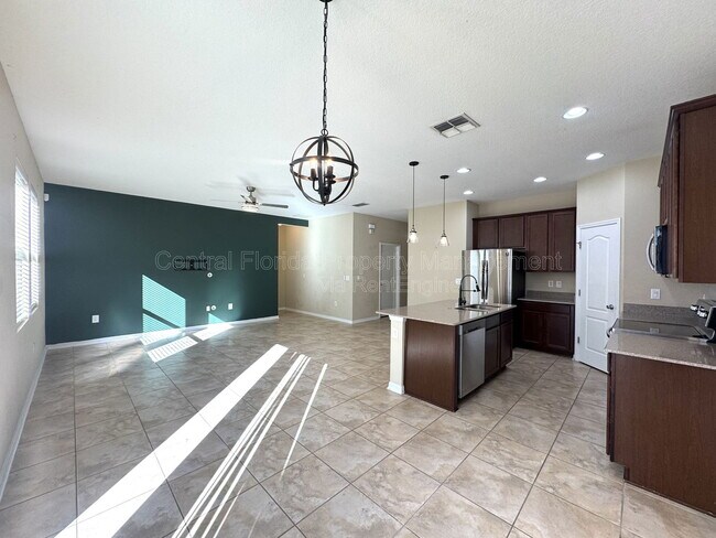 Building Photo - 215 Lakeshore Dr