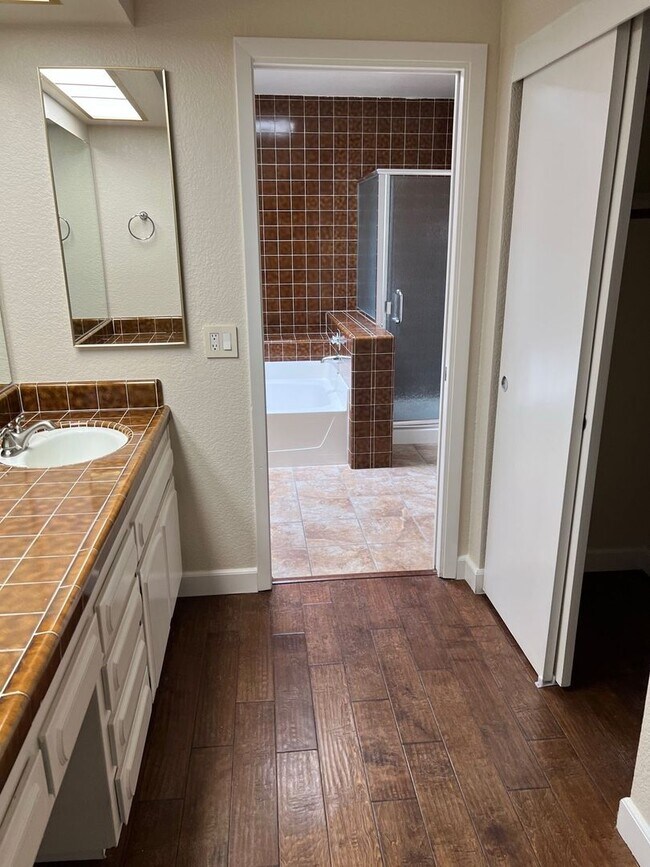 Building Photo - Stunning Views! Lake front 3 bed/2ba Home in Stonegate Community!