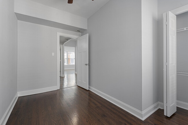 Building Photo - 1104 W Glenlake Ave