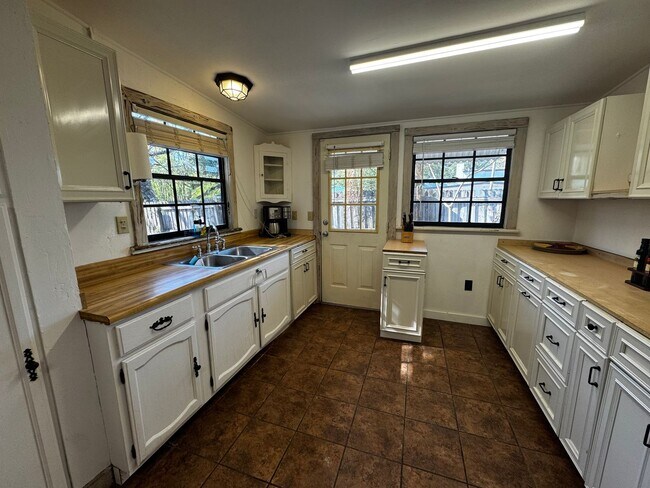 Building Photo - 630 N Crooked Lake Dr