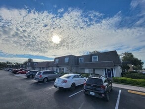 Building Photo - Spacious Two Bedroom Apartment Near Downtown