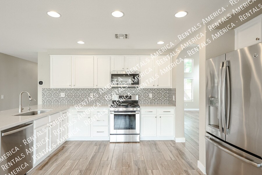 Building Photo - 2305 E Cherry Hills Pl