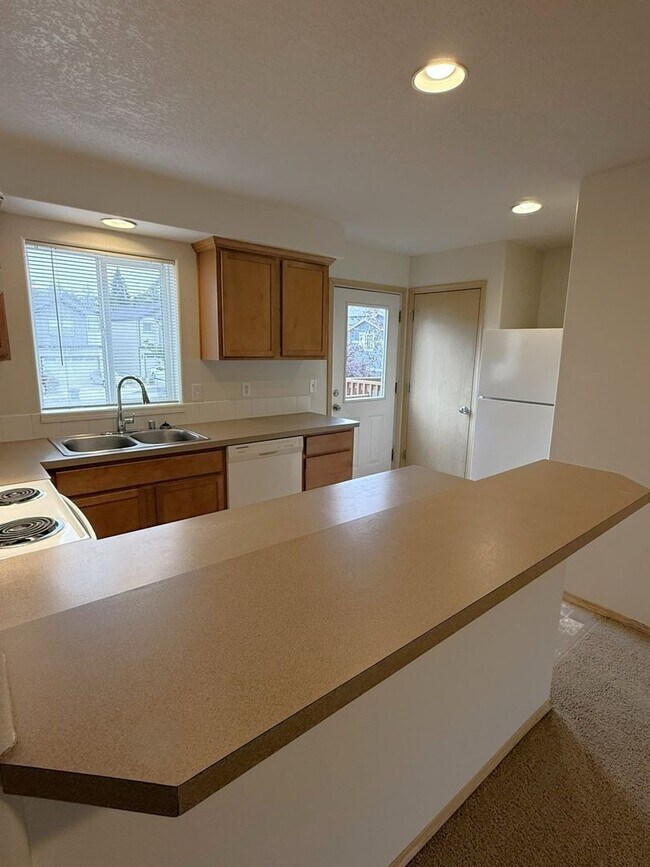 Building Photo - 3 Story ~ 3 Bed/3 Bath Townhome in Parkview Village!