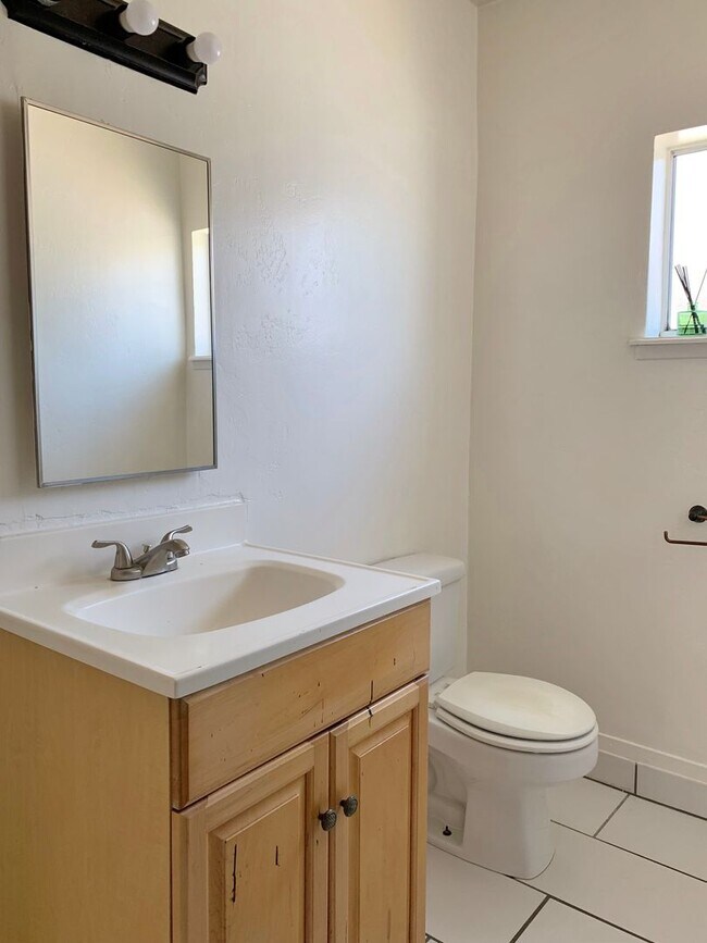 Building Photo - 3 Bedroom in Hollister