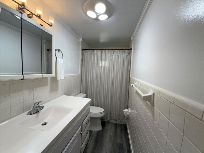 Building Photo - 2121 NE 42nd Ct