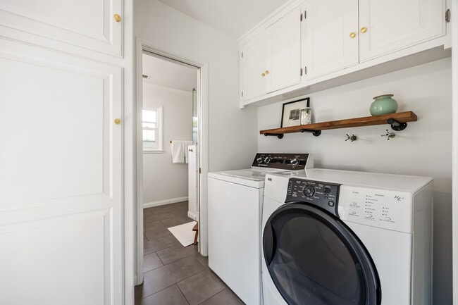 Building Photo - 2510 Santiago St