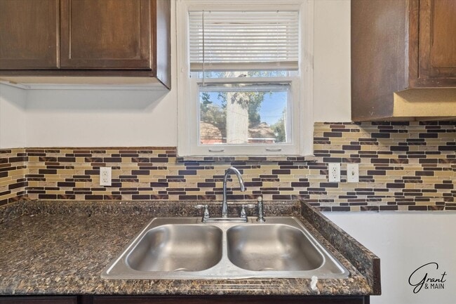 Building Photo - 3 bedroom ranch $1100