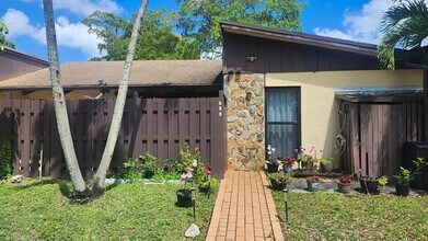 Building Photo - 532 Briarwood Cir