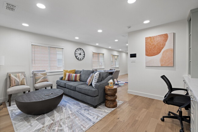 Building Photo - 6501 Ravendale Ln