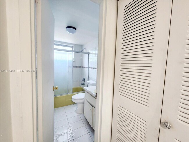 Building Photo - 1225 NE 124th St