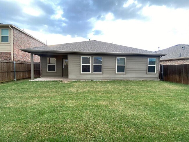 Building Photo - 2105 Meadow Park Dr