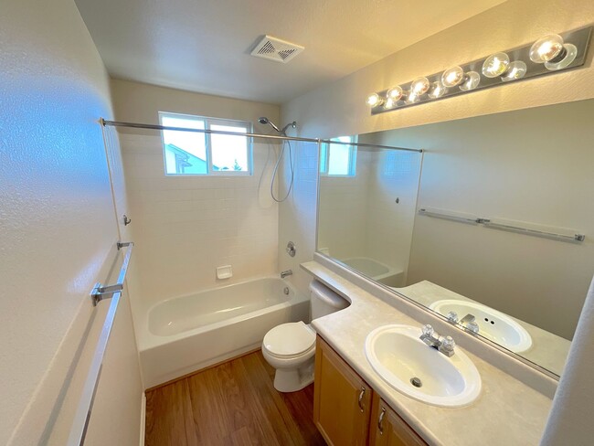 Building Photo - 3 Bedroom Home Available Near N Powers Blv...