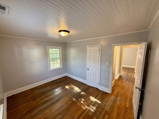 Building Photo - Single Family Ranch 2 Bed