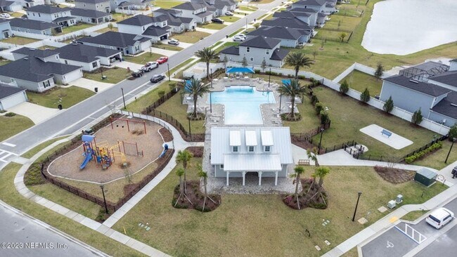Building Photo - Like New Home