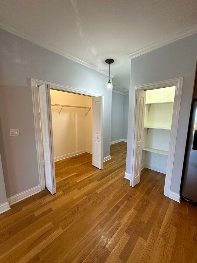 Building Photo - 6229 N Richmond St