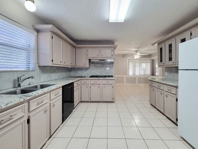 Building Photo - 17326 Ponderosa Pines Dr