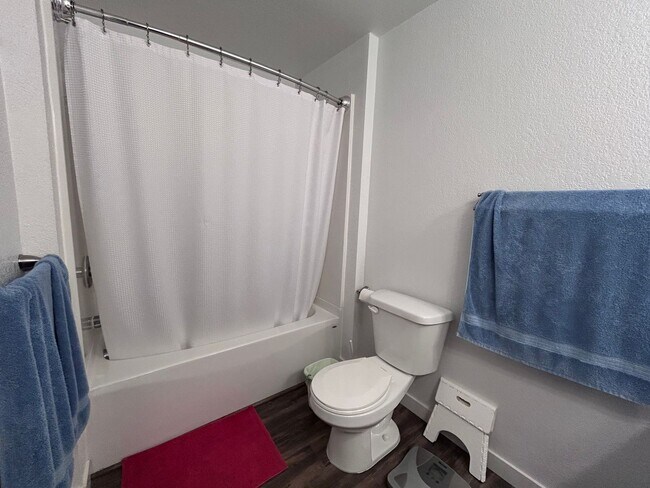 Building Photo - 3 Bedroom 2 Bath home in south Bellingham with a 2-car garage