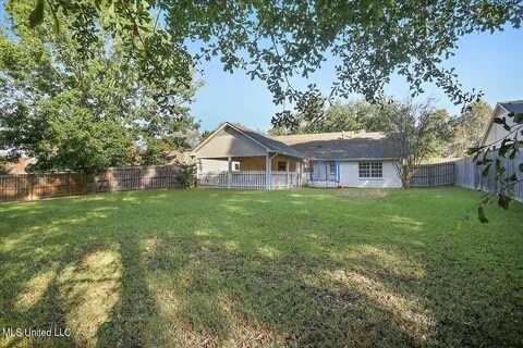 Building Photo - 631 Live Oak Dr