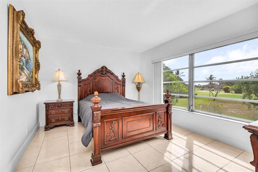 Building Photo - 2800 N Palm Aire Dr