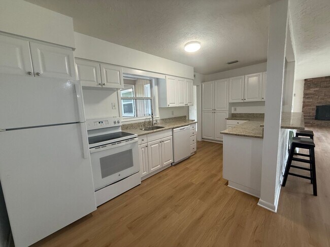 Building Photo - 3 Bedroom 2 Bath Single Family Home w/Garage & Bonus Room
