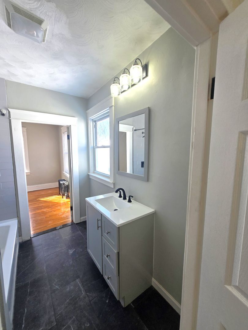 Building Photo - 98 Bradley St