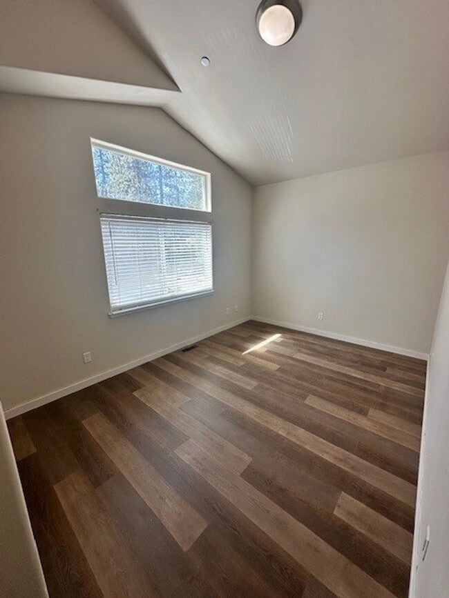 Building Photo - Lovely, recently remodeled 3Bd townhouse duplex! Available for viewing now! Call me to inquire to...