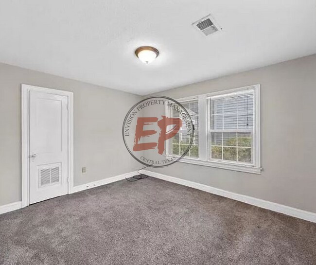 Building Photo - 213 N Oak Dr