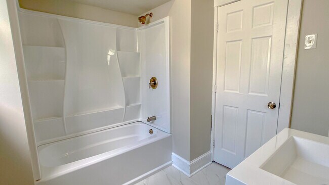 Building Photo - 544 Hudson Ave