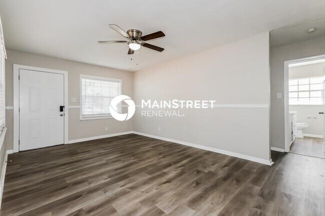 Building Photo - 3 Bedroom Pet-Friendly Home in TAMPA, FL with Main Street Renewal