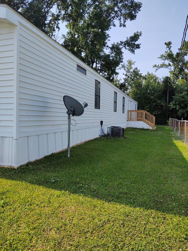 Building Photo - Available Now! 124 Littleton-Midway Park. $300 Off 1st Month's Rent!